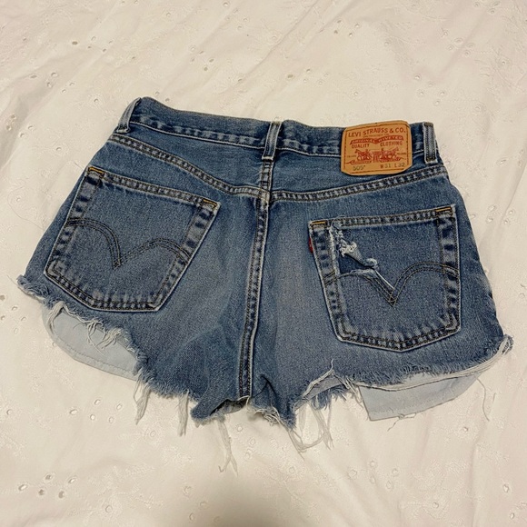 Vintage Levi’s Cutoff Denim Shorts (Size 27) - Picture 4 of 4